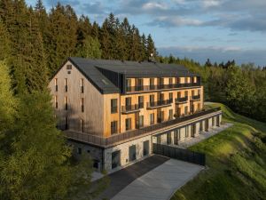 67b35a1a8885aaaa33ac0313_Studio-Reaktor_Benecko-apartmany_rekonstrukce22_DJI_0830