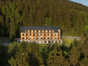 67b35bc8040d8c70a2dbbcd4_Studio-Reaktor_Benecko-apartmany_rekonstrukce21_DJI_0837
